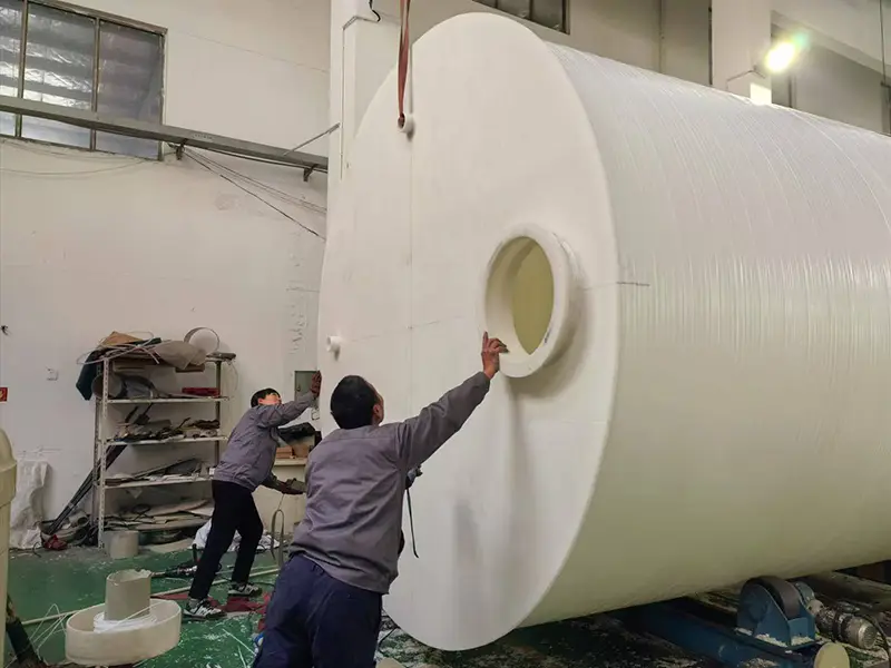 Cómo los tanques verticales livianos de PP reducen los costos de logística, cimentación e instalación para proyectos de almacenamiento de productos químicos